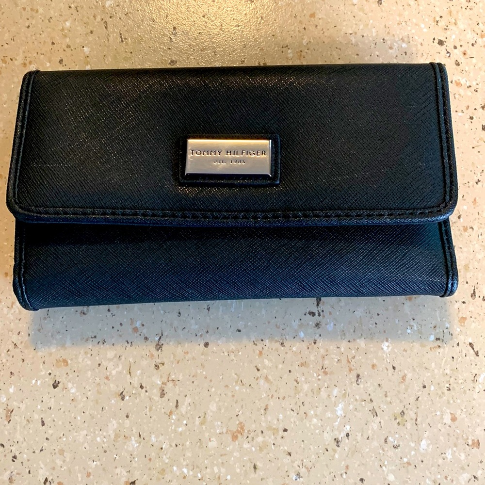 Tommy Hilfiger trifold wallet NWT